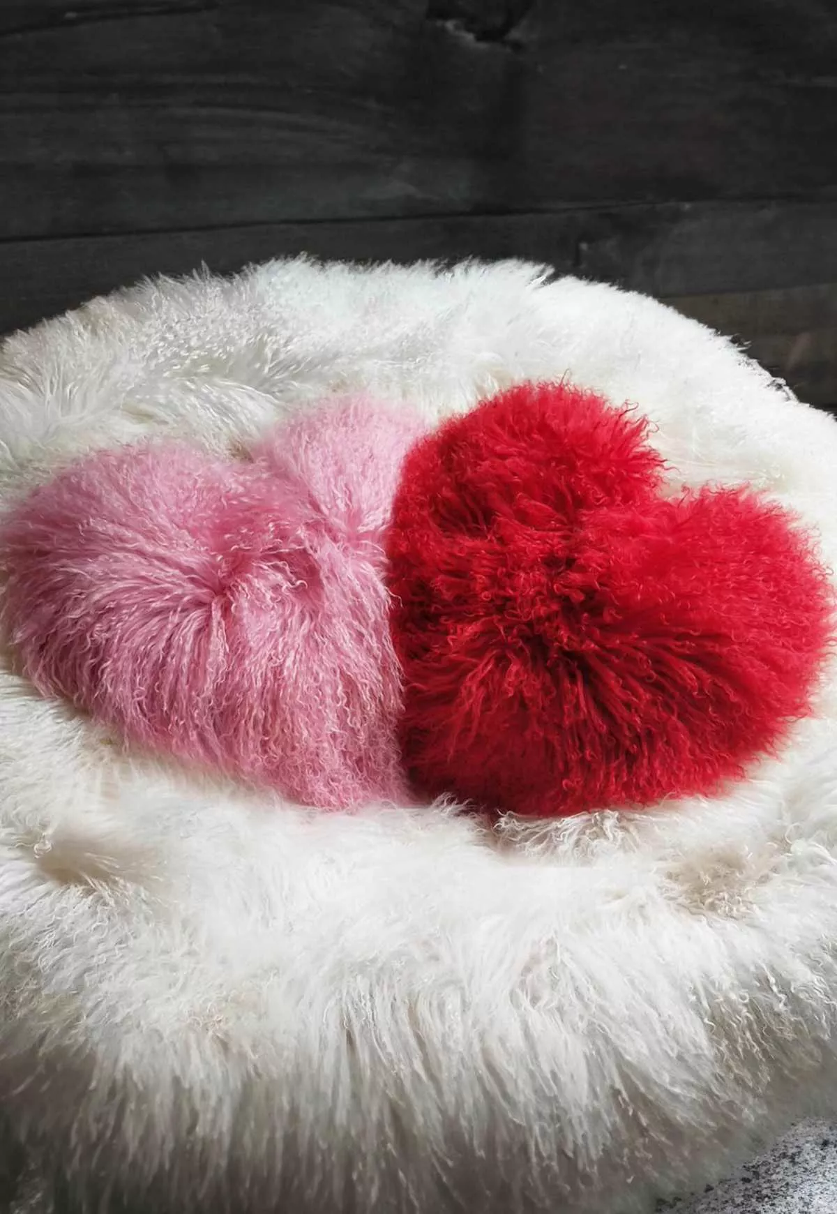 Poduszka ze skóry owczej tybetańskiej w kształcie serca - PUDROWY RÓŻ