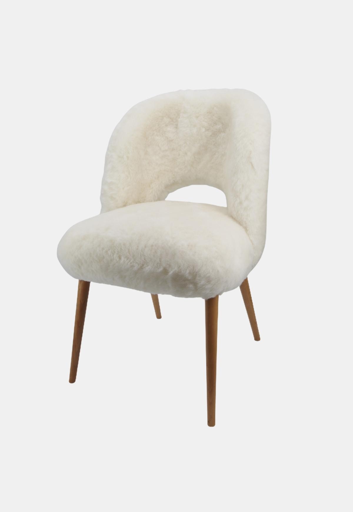 Krzesło z futrzaną tapicerką ze skóry owczej - TULUM